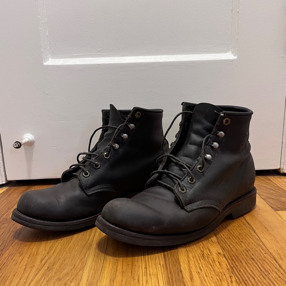 Chippewa 6” Apache lace up leather boots. Vibram sole men’s size 9D